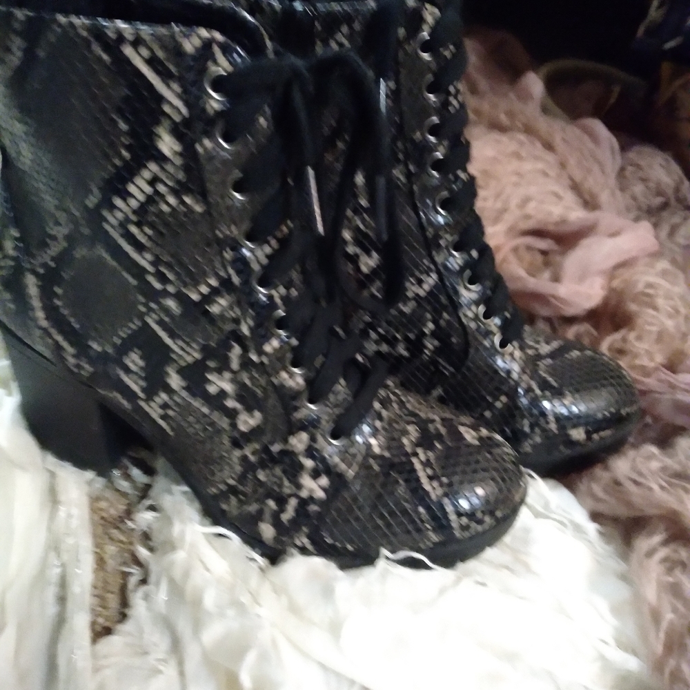 Shoes boots - Picture 2 of 4